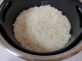 两杯大米淘好，放入滤糖甑里面。