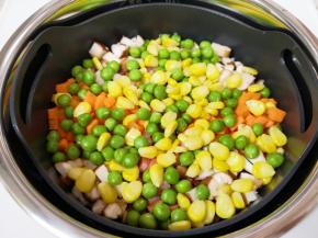 放上准备好的蔬菜。