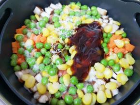 根据自己的口味放盐、鸡精、蚝油和老抽。