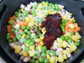 根据自己的口味放盐、鸡精、蚝油和老抽。