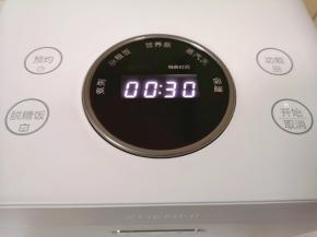 盖上锅盖接通电源，选择脱糖电饭煲的“营养蒸”功能，显示需要30分钟完成。