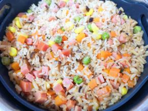 时间到自动跳转至保温，焖10分钟左右打开锅盖，美味看得见。