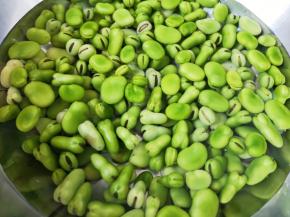 用清水浸泡一下清洗干净。