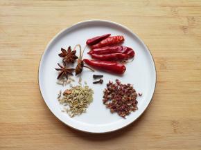 准备好干红辣椒、花椒、八角、小茴香和丁香。