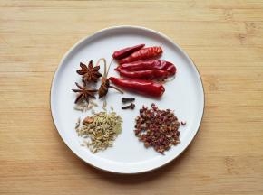 准备好干红辣椒、花椒、八角、小茴香和丁香。