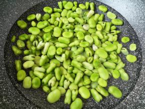 锅内加入水，放入洗干净的豆子。