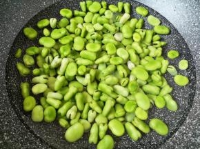 锅内加入水，放入洗干净的豆子。