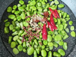 倒入准备好的香料。