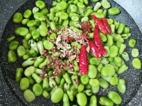 倒入准备好的香料。
