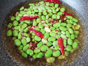 盖上锅盖大火烧开，转小火煮20分钟关火。