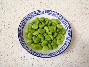 蚕豆剥皮取出蚕豆粒。