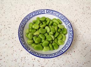 蚕豆剥皮取出蚕豆粒。