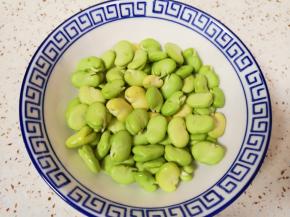 再剥掉蚕豆粒上面的一层皮（如果蚕豆很嫩可以忽略这一步），冲洗一下备用。