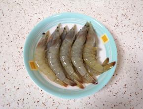 虾剪去虾枪虾须冲洗一下。