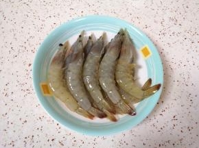 虾剪去虾枪虾须冲洗一下。
