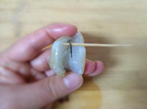 从背部切开挑出虾线，冲洗干净备用。