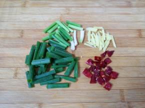 小葱切成段，葱白葱叶分开，生姜切成丝，干红辣椒切成小段。