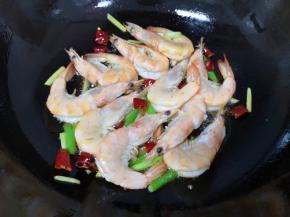 下入处理好的虾，大火炒至虾变色。