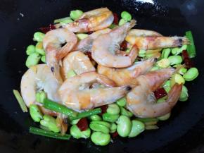 翻炒至蚕豆变色。