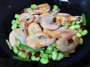 翻炒至蚕豆变色。