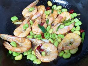 加入酱油翻炒均匀。