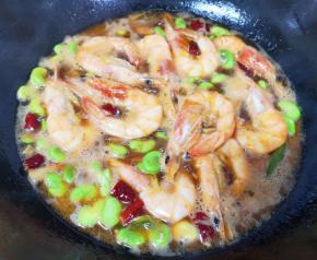 加入开水烧开，焖炒10分钟，让虾和蚕豆入味。