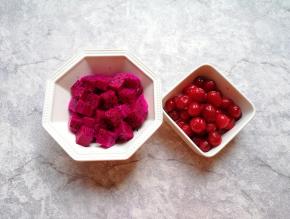 火龙果去皮切成小块，准备好美国蔓越莓鲜果。