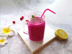 一分钟时间不到，健康又好喝的蔓越莓奶昔就做好了。