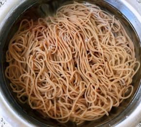 荞麦冷面煮好立即放入冷水中过凉多冲洗几遍