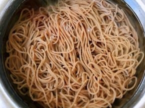 荞麦冷面煮好立即放入冷水中过凉多冲洗几遍