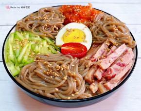  调配汤汁雪碧、凉白开水、糖、醋、辣椒油拌匀淋在面条上面撒上芝麻就大功告成了