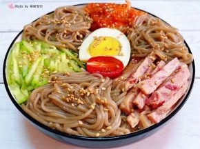  调配汤汁雪碧、凉白开水、糖、醋、辣椒油拌匀淋在面条上面撒上芝麻就大功告成了