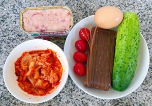 准备原材料荞麦冷面、黄瓜、鸡蛋、午餐肉、辣白菜、圣女果