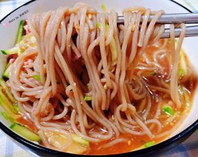 荞麦冷面入口酸辣带有甜甜的口感让人回味无穷