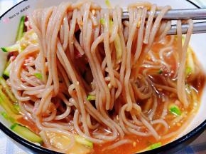 荞麦冷面入口酸辣带有甜甜的口感让人回味无穷
