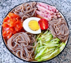 中间摆入鸡蛋和圣女果