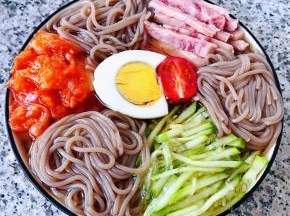 中间摆入鸡蛋和圣女果