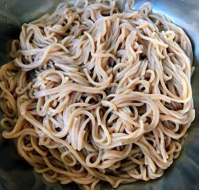 荞麦冷面沥干水份备用