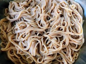 荞麦冷面沥干水份备用