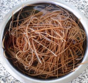 荞麦冷面在手中浸泡十分钟后一根一根分开