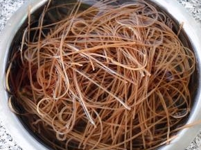 荞麦冷面在手中浸泡十分钟后一根一根分开