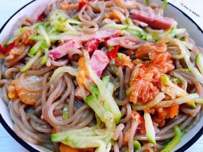 所有的原材料拌起来好有食欲噢