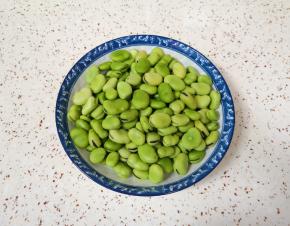 剥好蚕豆清洗干净。