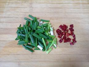 小葱和干红辣椒切成段。