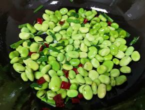 翻炒至蚕豆变色。