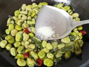 放鸡精增加口感。