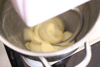 后油法将所有的材料放入厨师机桶内，2档先揉成团，转5档。