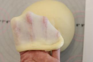 检查面团，达到扩展阶段，面团坚韧不易破，裂口少许的锯齿。