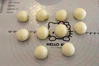 将面团轻压排气后平均分成10份，盖上保鲜膜松弛15分钟。