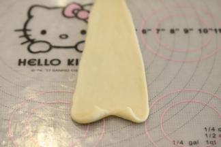 翻面，底部切一小口。